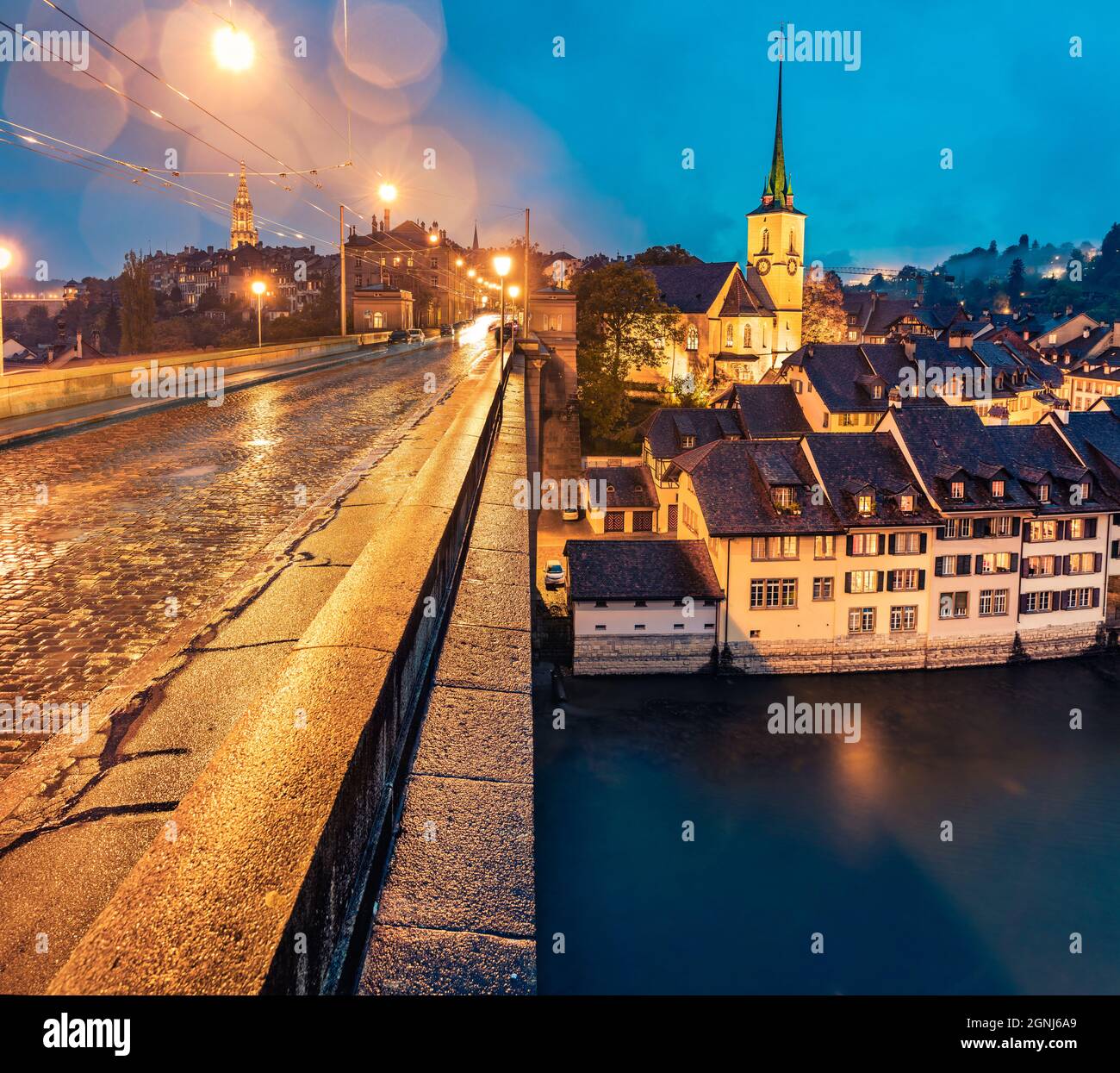 Verregnete Abendansicht der Nydeggkirche - protestierende Kirche. Berner Stadt mit dem Berner Dom im Hintergrund. Wunderschöner Herbstaufgang in der Schweiz, Aare R Stockfoto