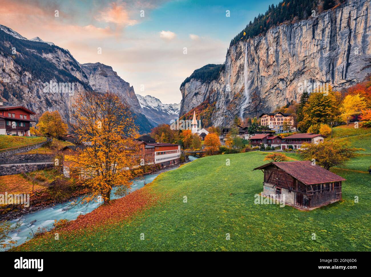 Beeindruckende Outdoor-Szene der Schweizer Alpen, Berner Oberland im Kanton Bern, Schweiz, Europa. Herrlicher Herbstaufgang in der Villa Lauterbrunnen Stockfoto