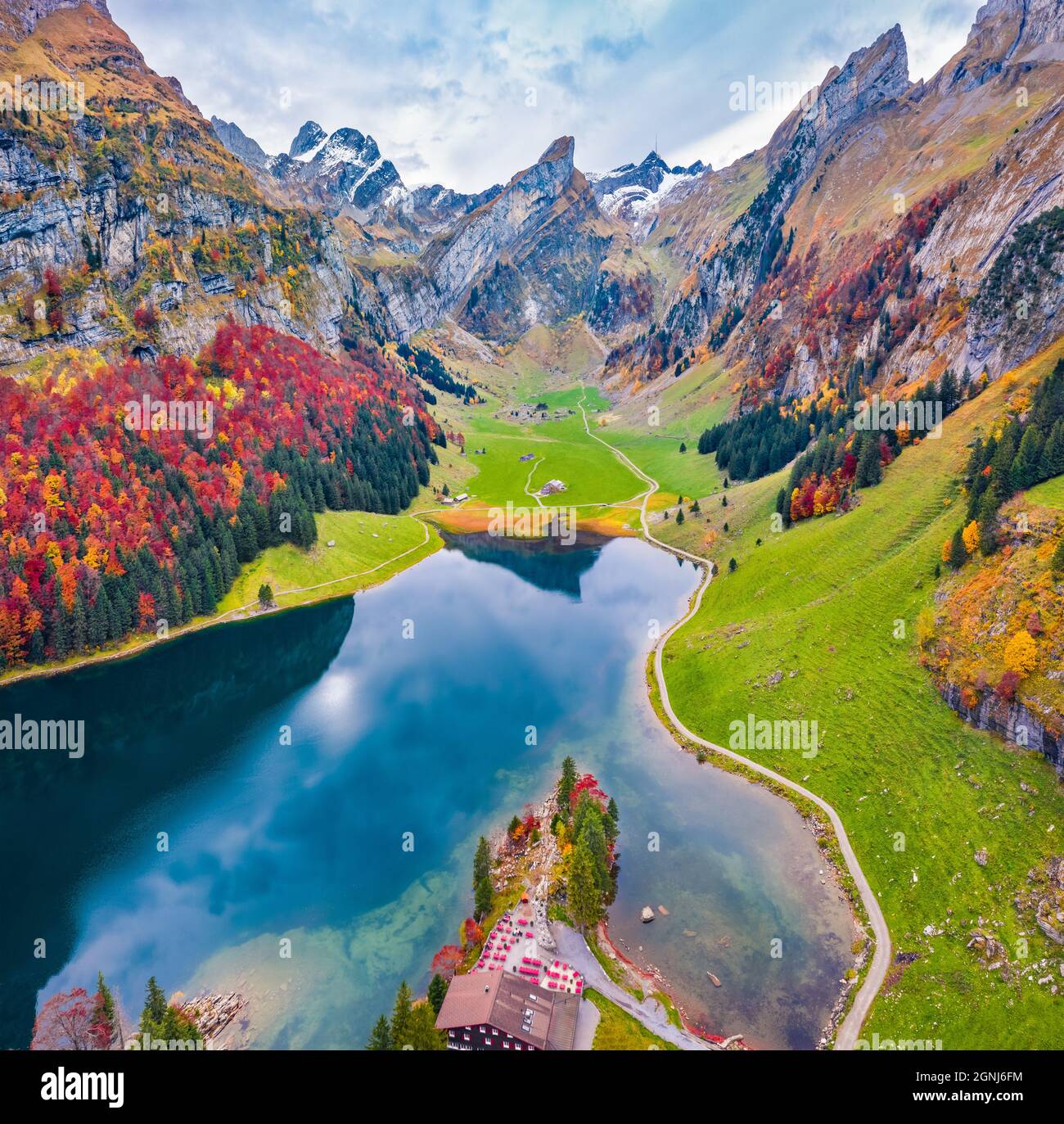 Blick von der fliegenden Drohne. Herrliche Aussicht auf den See Seepalpsee am Morgen. Malerische Herbstszene der Schweizer Alpen. Santis Peak spiegelt sich in der ruhigen Oberfläche von Stockfoto