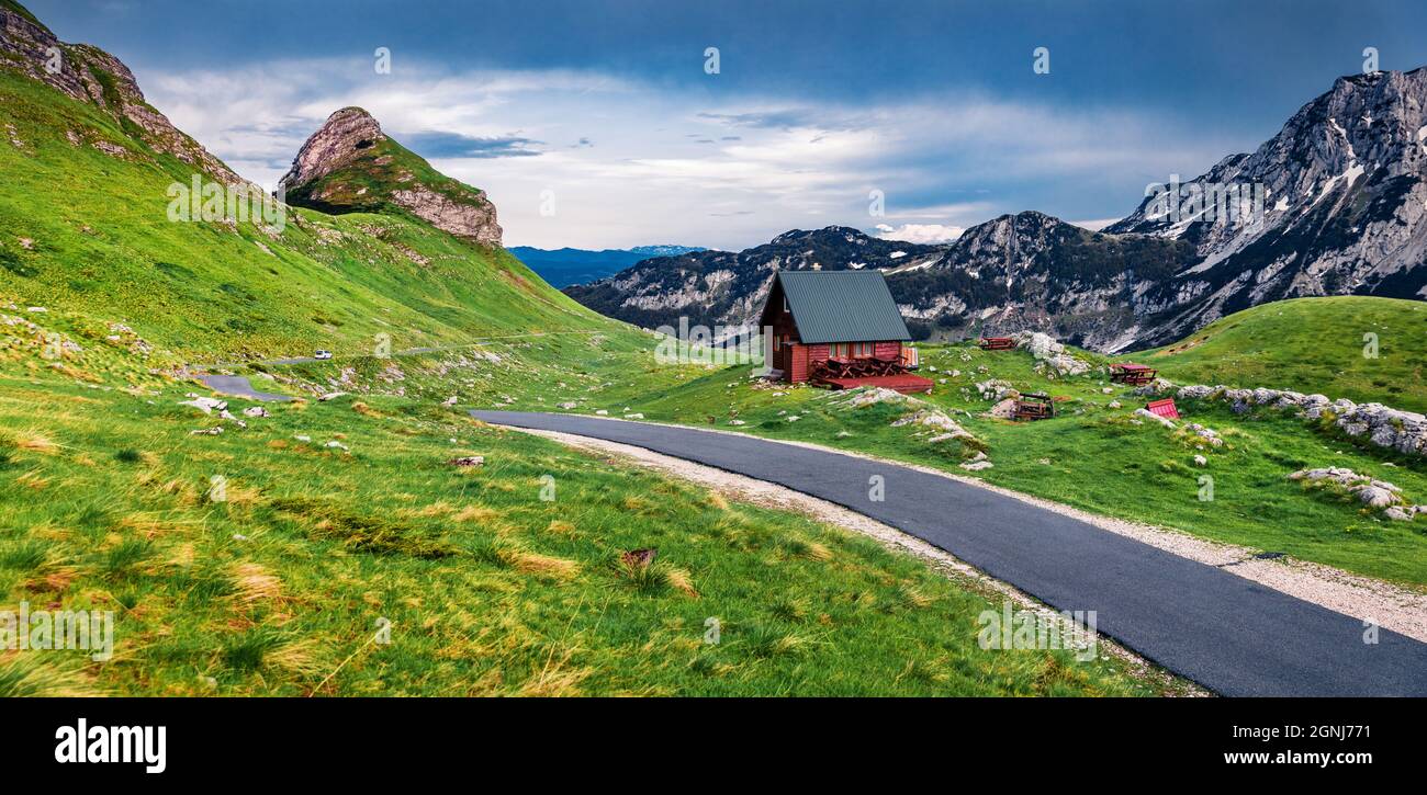 Atemberaubende Aussicht auf Durmitor National PRK, Montenegro, Europa. Düstere Sommerszene am Sedlo Pass. Schöne Welt der Mittelmeerländer. Tra Stockfoto