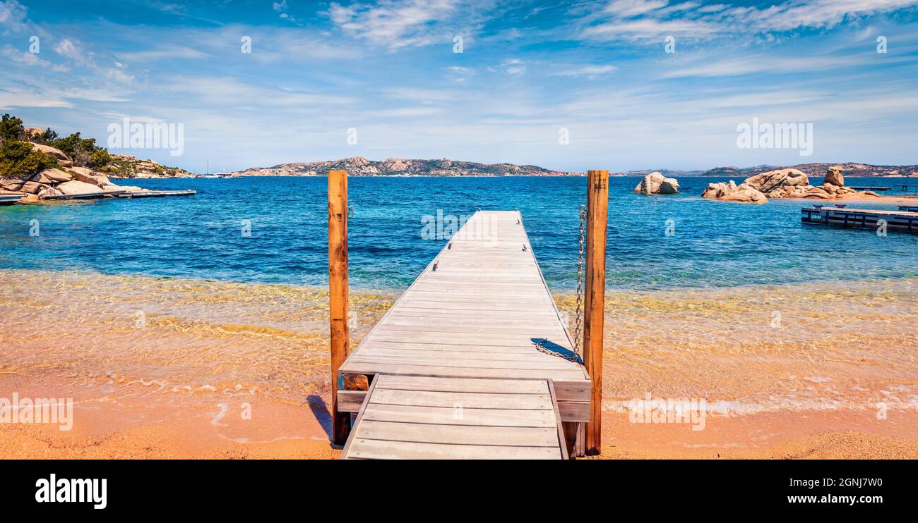 Spannende Sommerszene des öffentlichen Strandes von Rafael Hafen, Provinz Olbia-Tempio, Italien, Europa. Herrliche Aussicht auf Sardinien am Morgen. Farbenfrohe Meereslandschaft Stockfoto