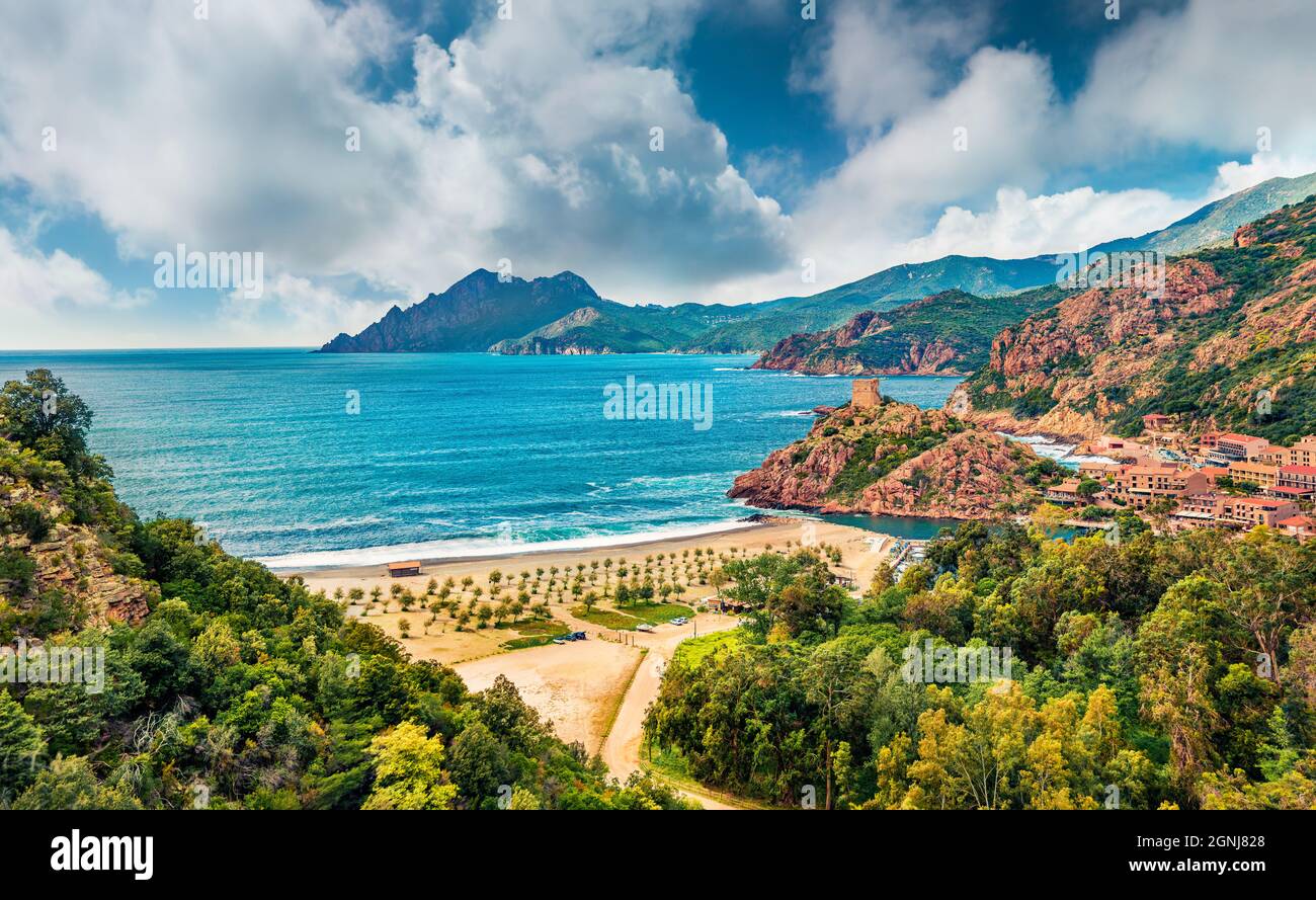 Luftbild der Stadt Porto am Morgen mit dem Turm Genoise de Porto Ota. Schöne Sommeransicht der Insel Korsika, Frankreich, Europa. Schöne mediterrane Küche Stockfoto