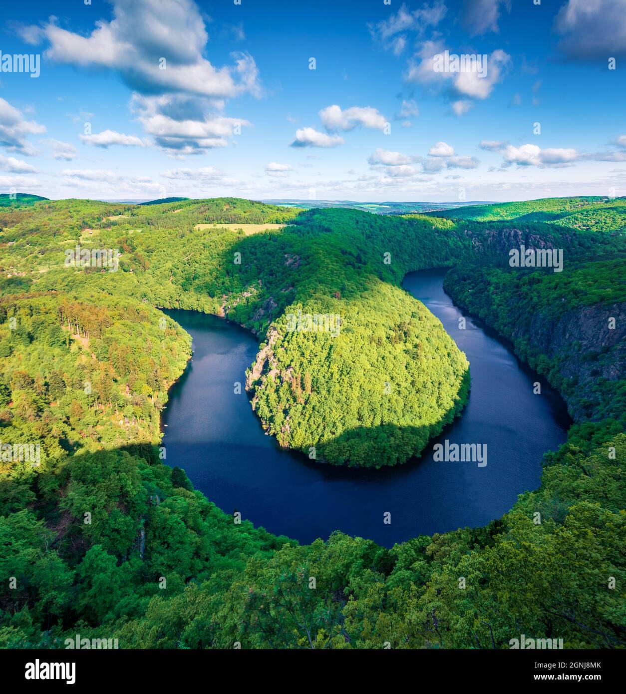 Atemberaubende Morgenansicht des Flusses Moldau Hufeisenform Mäander aus Maj Aussichtspunkt. Atemberaubende Sommerszene der Bergschlucht in Tschechien. B Stockfoto