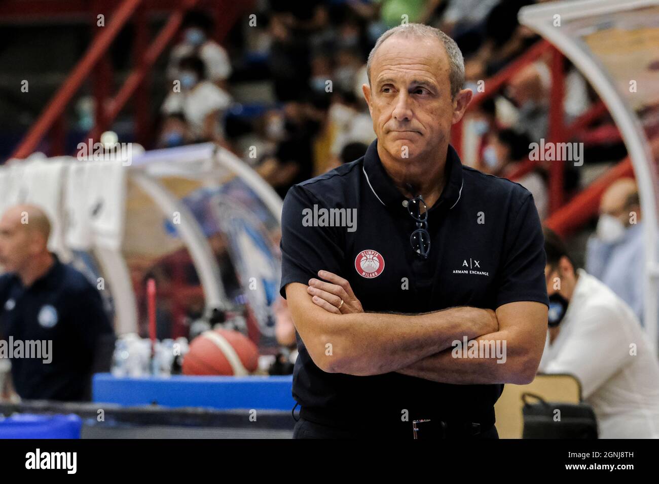 Mailands italienischer Trainer Ettore Messina schaut am 25. September 2021 während des A1-Basketballspiels zwischen SSC Gevi napoli und Armani Exchange Milano im Palabarbuto in Neapel, Süditalien. Stockfoto