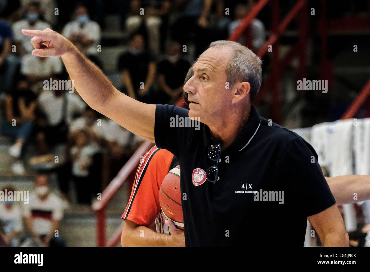 Mailands italienischer Trainer Ettore Messina beim A1-Basketballspiel zwischen dem SSC Gevi napoli-Korb und Armani Exchange Milano am 25. September 2021 im Palabarbuto in Neapel, Süditalien. Stockfoto