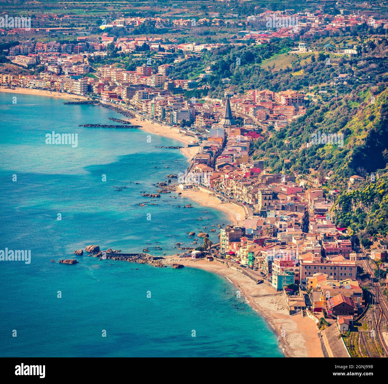 Luftaufnahme der Stadt Villagonien, Provinz Messina. Atemberaubende Sommerlandschaft des Mittelmeers. Herrliche Aussicht auf Sizilien, Italien, Europa. Stockfoto