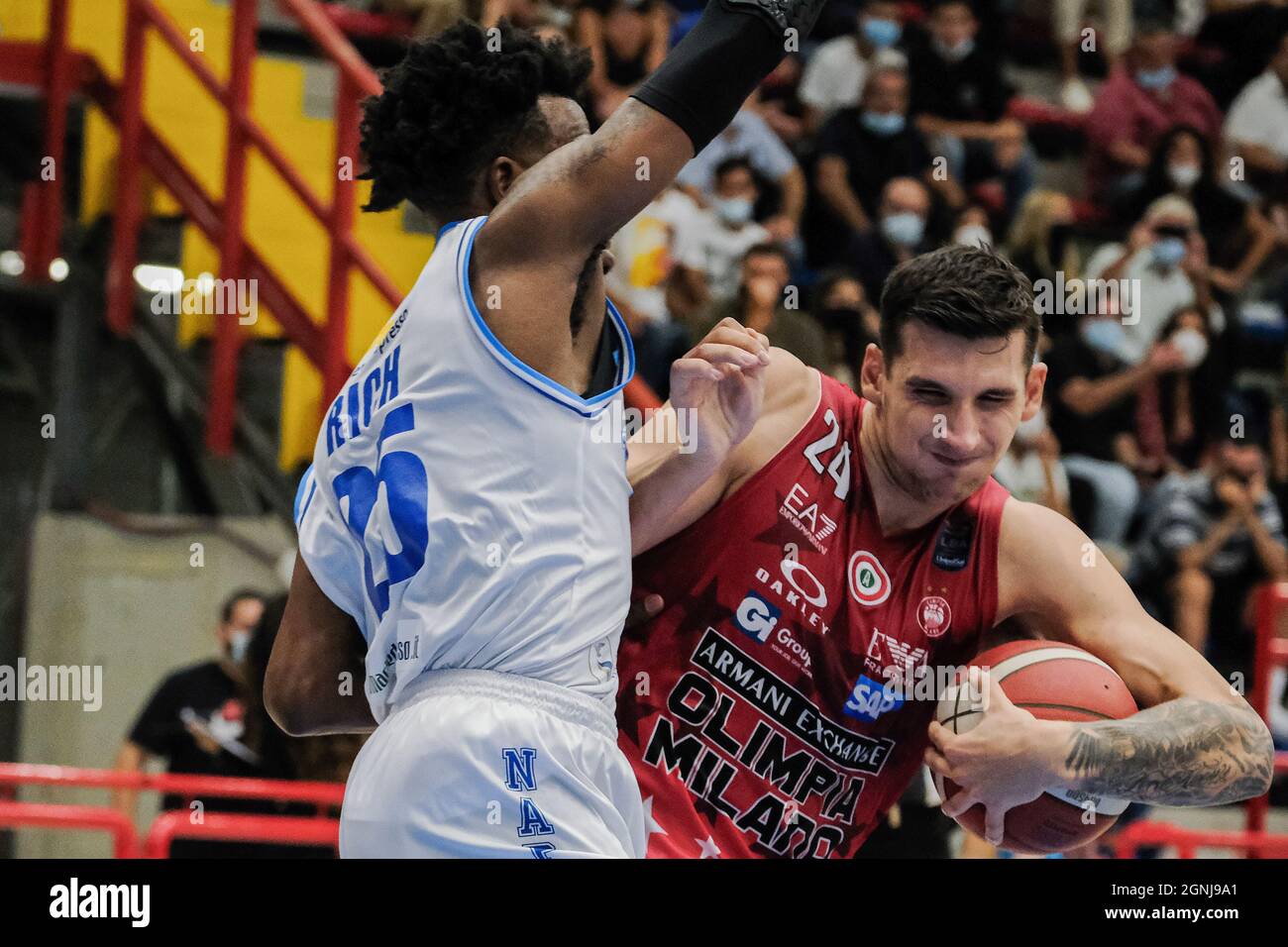 Mailands griechischer Flügel Konstantinos Mitoglou (R) wetteifern um den Ball Napolis US-Wächter Jason Rich während des A1-Basketballspiels zwischen SSC gevi napoli Basket und Armani Exchange Milano am 25. September 2021 im Palabarbuto in Neapel, Süditalien. Stockfoto