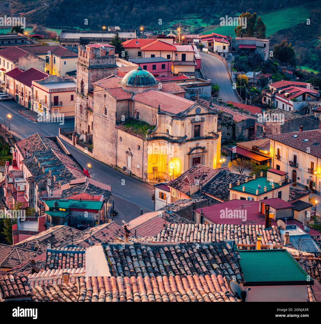 Atemberaubende Stadtansicht der Stadt Stilo am Morgen mit der alten Kirche Piazza del palio. Ruhige Morgendämmerung Szene von Apulien, Italien, Europa. Hintergrund des Reisekonzepts. Stockfoto