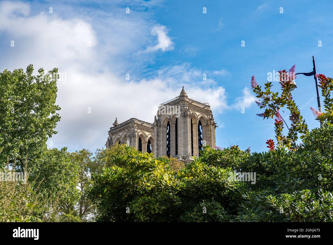 Die Glockentürme von Notre Dame in Paris nach einem verheerenden Brand, der sein Dach zerstörte Stockfoto