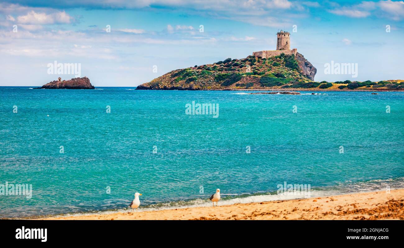 Heller Morgenblick auf Torre del Coltellazzo o di Sant'Efisio Turm. Attraktive Sommerszene auf Sardinien, Italien, Europa. Sonnige Meereslandschaft von Medi Stockfoto