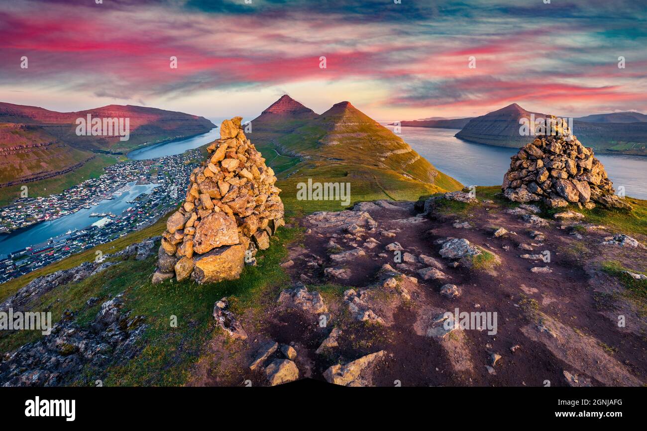 Wunderschöne Sonnenuntergangsansicht der Stadt Klaksvik, von populat Touristenattraktion - Klakkur Gipfel, Färöer Inseln, Dänemark, Europa. Bunte abendliche Seestücke von AT Stockfoto