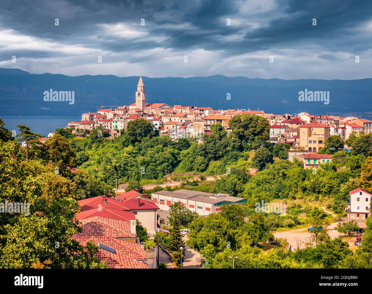 Sonniger Morgen nach dem Regen in der Stadt Vrbnik. Dramatische Sommerseekape der Adria, Insel Krk, Kroatien, Europa. Schöne Welt des Mittelmeers c Stockfoto