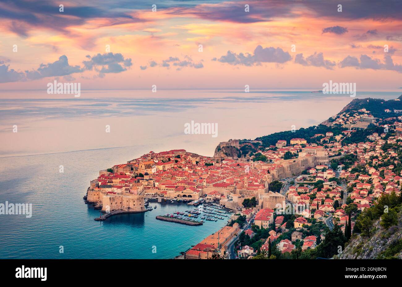 Tolle Aussicht auf Dubrovnik am Morgen. Atemberaubende Sommerszene von Kroatien, Europa. Schöne Welt der Mittelmeerländer. Reisekonzept Backgr Stockfoto