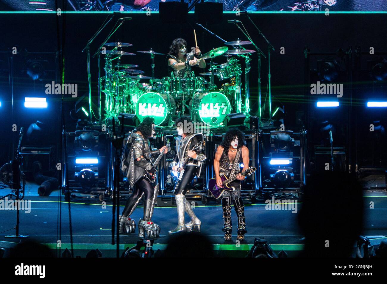 25. September 2021, Chula Vista, Kalifornien, USA: Gene Simmons, Left, Tommy Thayer, Paul Stanley und Drummer Eric Singer von der Band Kiss treten während ihres Endes der Road World Tour live auf der Bühne auf. (Bild: © K.C. Alfred/ZUMA-Pressdraht) Stockfoto