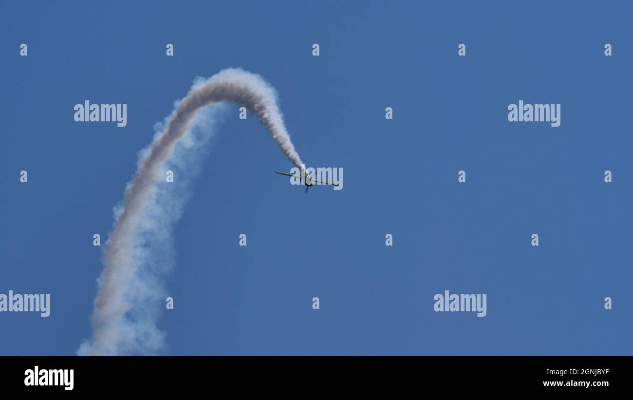 Maribor Airshow Slovenia 15. AUGUST 2021 Extreme Kunstflugmaschine im Flug am blauen Himmel mit weißer Rauchspur. MX Aircraft MXS von Veres Zoltan Stockfoto