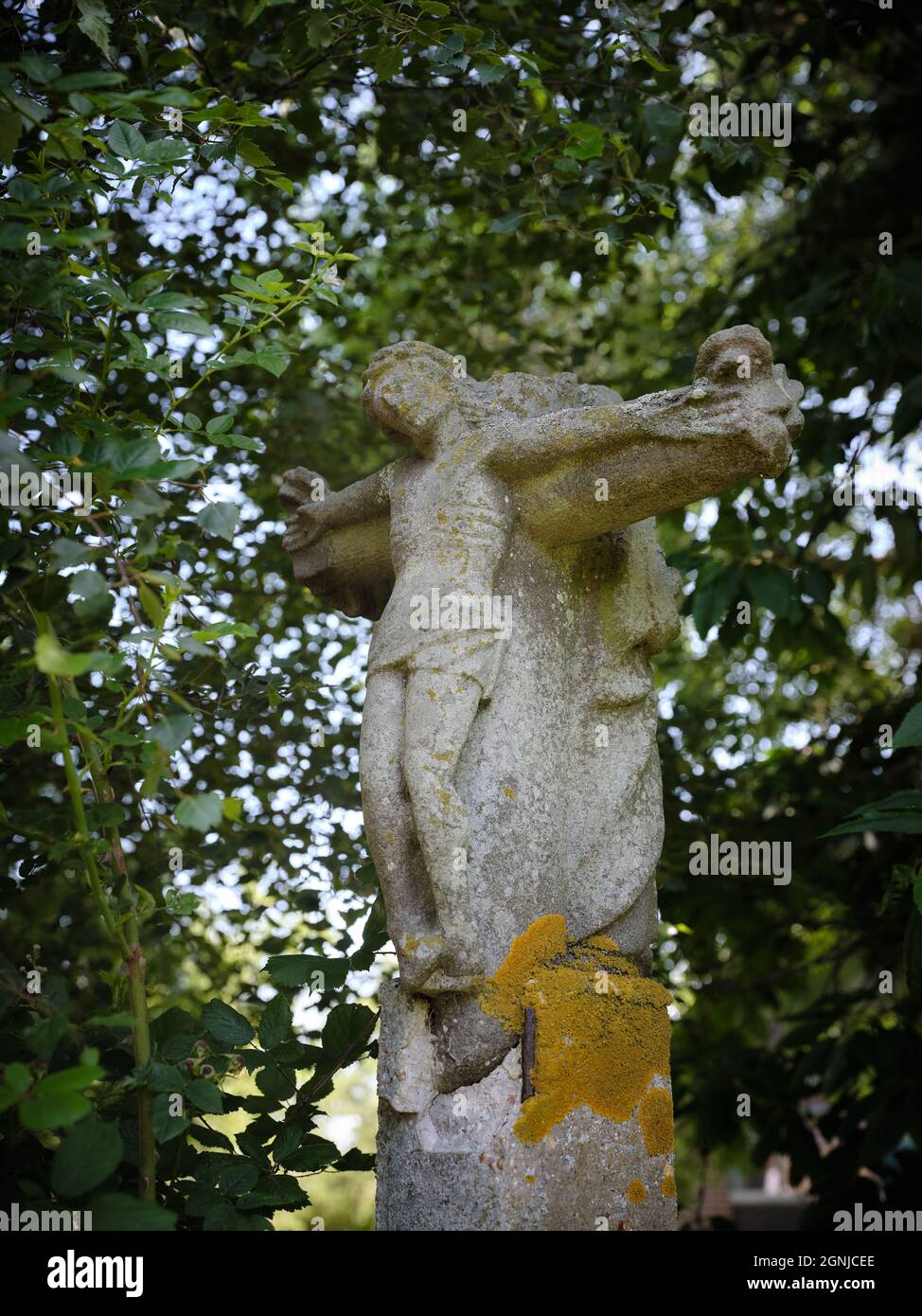 Steinkruzifix auf dem Gelände der Prämonstratensian Leiston Abbey aus dem 14. Jahrhundert in Suffolk, England Stockfoto