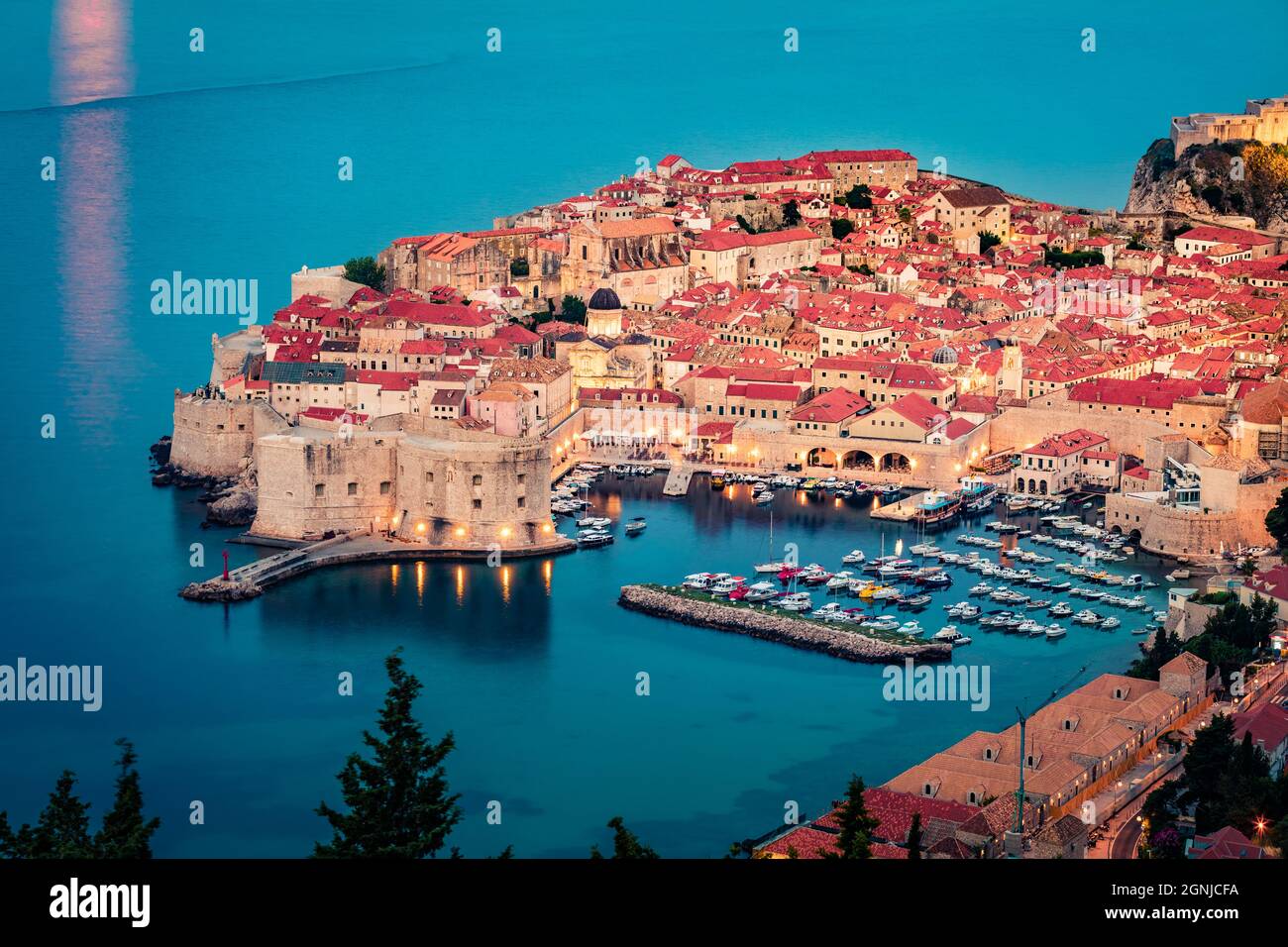 Fantastische Aussicht auf die Stadt Dubrovnik am Morgen. Attraktive Sommerseelandschaft der Adria, Kroatien, Europa. Schöne Welt der Mittelmeerländer. Tra Stockfoto