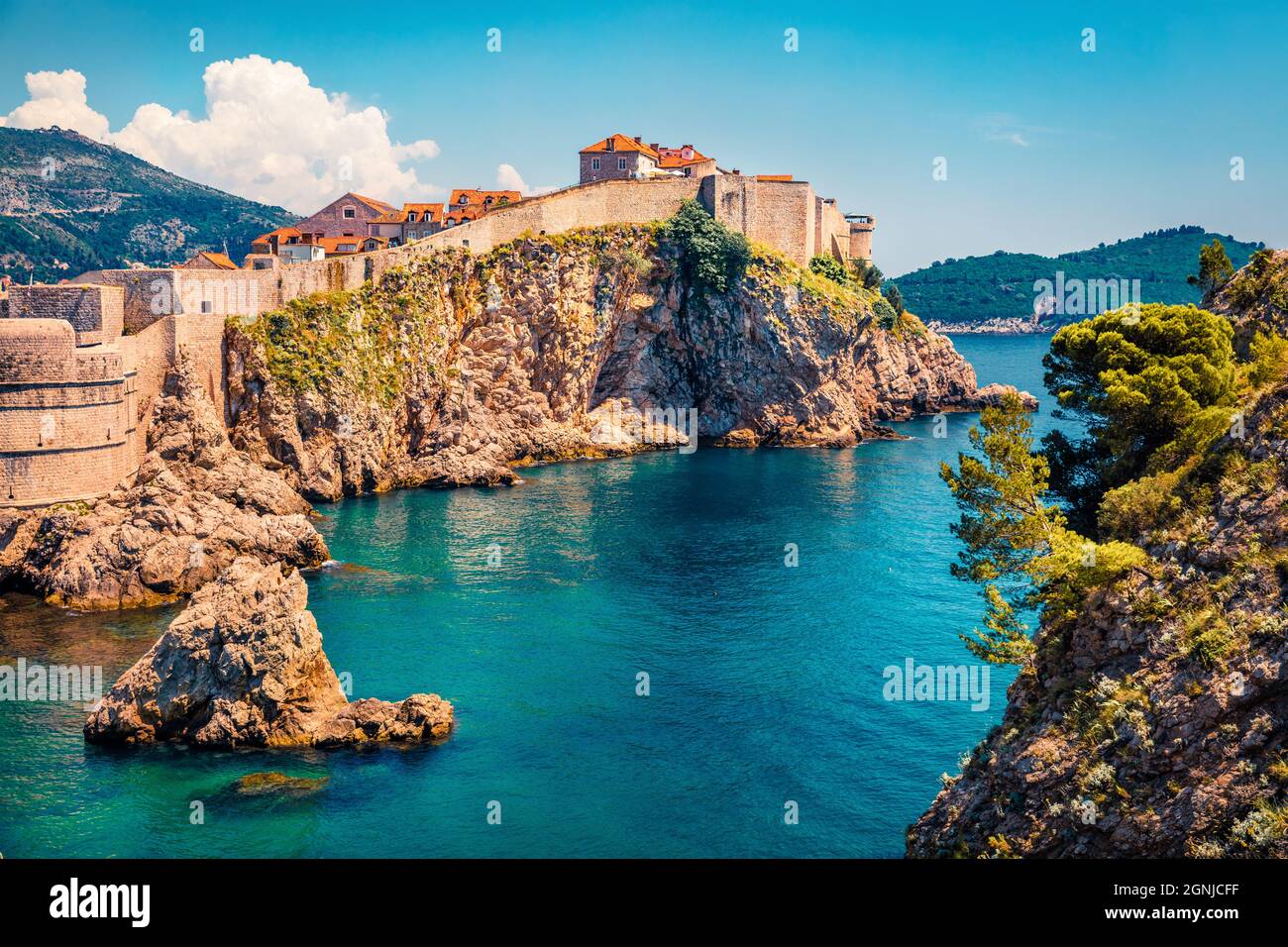 Aufregender Blick am Morgen auf das berühmte Fort Bokar in der Stadt Dubrovnik. Sonnige Sommerszene von Kroatien, Europa. Schöne Welt der Mittelmeerländer. Br Stockfoto