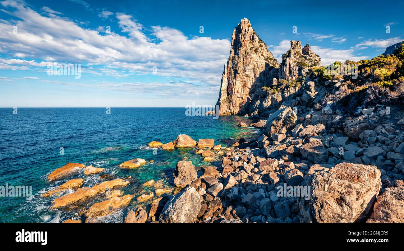 Unglaublicher Sommerblick auf das historische Wahrzeichen - Pedra Longa. Majestätische Morgenszene der Insel Sardinien, Italien, Europa. Atemberaubende mediterrane Meereskappe Stockfoto