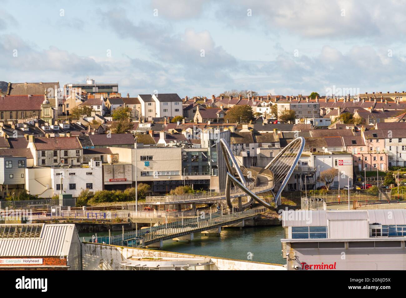 Holyhead, Wales – Oktober 6 2020: Stadt Holyhead mit Celtic Gateway Bridge, Anglesey, Wales, Landschaft Stockfoto