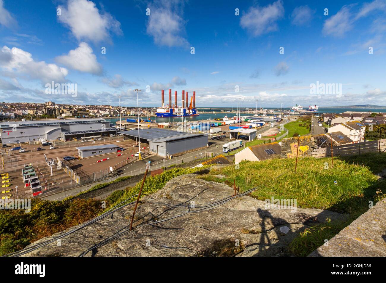 Holyhead, Wales – Oktober 6 2020: Hafen von Holyhead mit Windturbinen-Installationsschiff in der Ferne Stockfoto