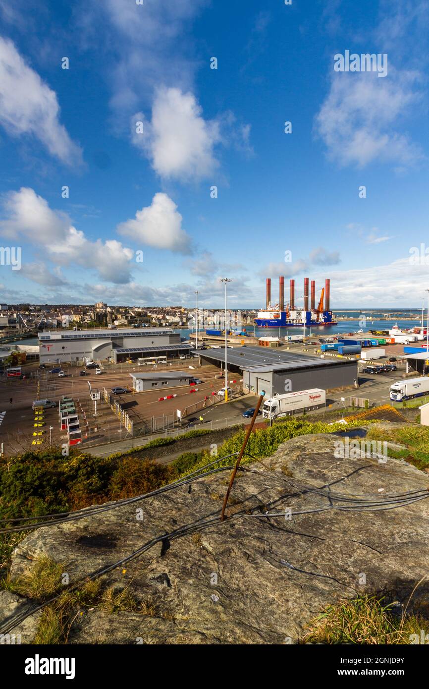 Holyhead, Wales – Oktober 6 2020: Hafen von Holyhead mit Windturbinen-Installationsschiff in der Ferne, Porträt, Copyspace nach links Stockfoto