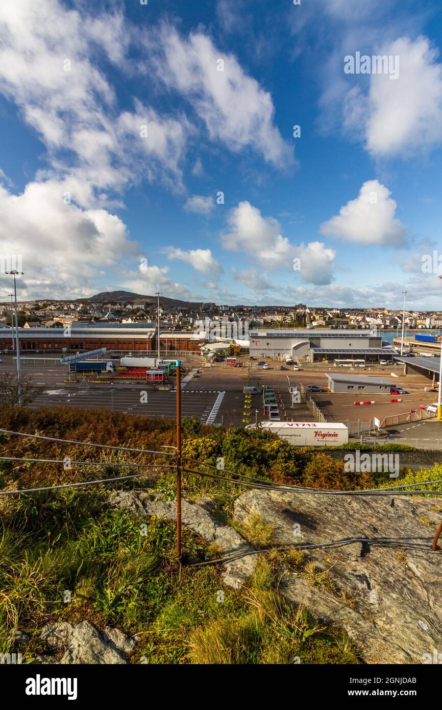 Holyhead, Wales – Oktober 6 2020: Stadt Holyhead mit Hafen, Anglesey, Wales, Porträt Stockfoto