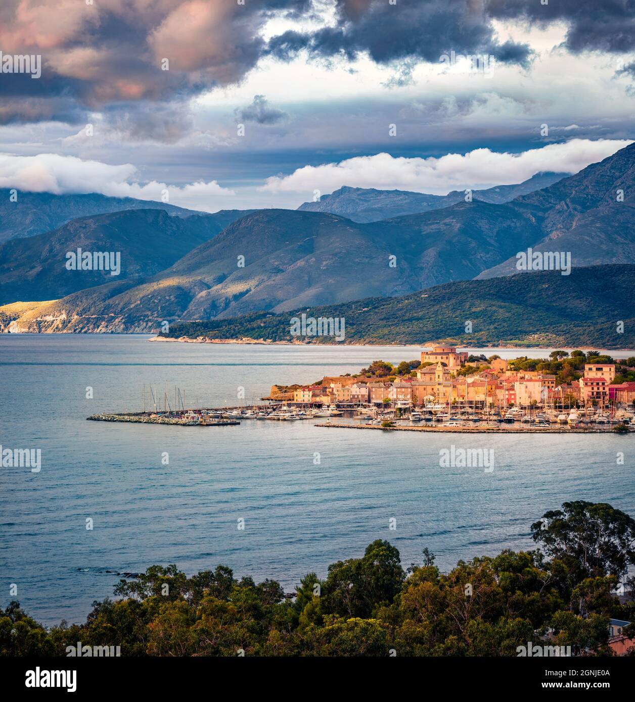 Düstere Frühlingsansicht des Hafens von Saint-Florent, Departement Haute-Corse von Frankreich, Europa. Toller Sonnenuntergang auf Korsika. Herrliche Meereslandschaft von Mediterr Stockfoto