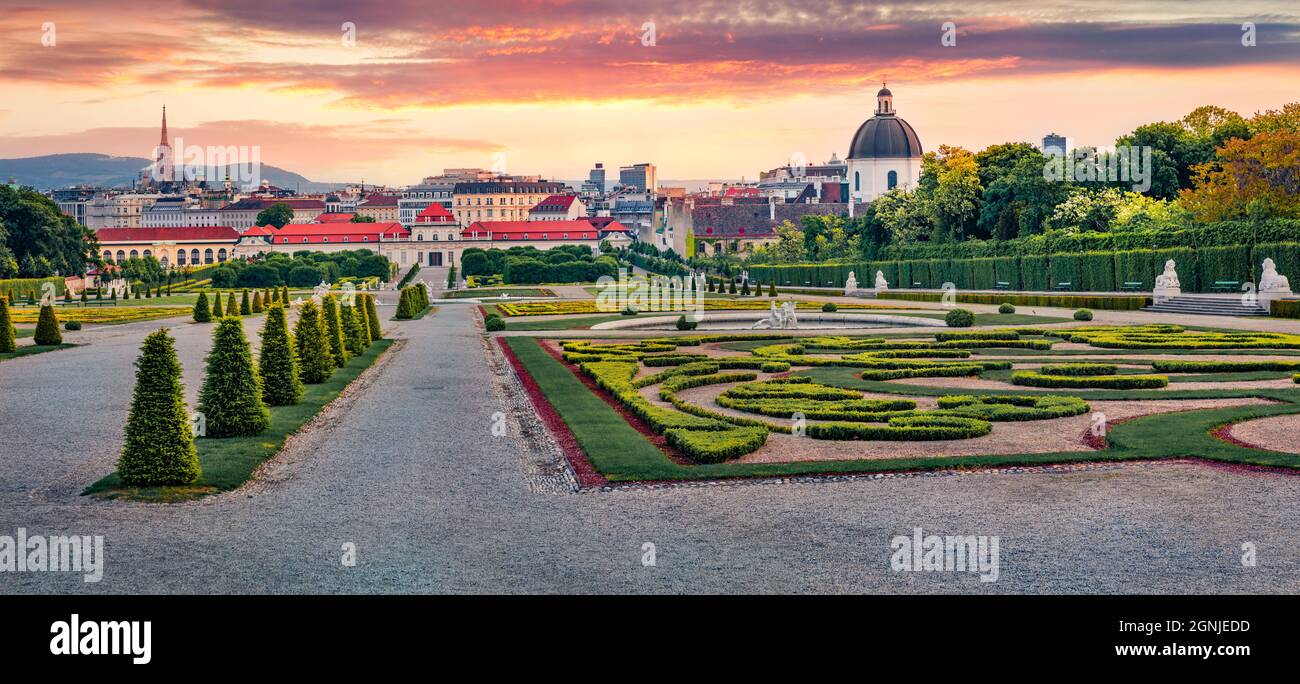 Panoramablick auf den Park Belvedere, der von Johann Lukas von Hildebrandt für Prinz Eugen von Savoyen mit Rathaus und Maria Heimsuchung Catholi erbaut wurde Stockfoto