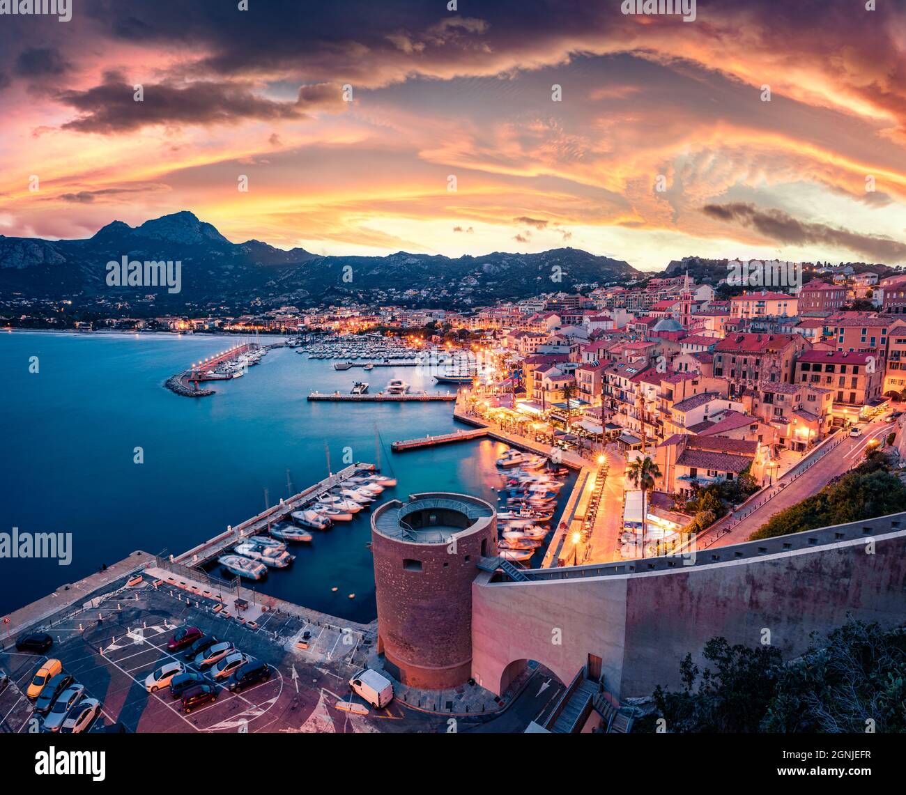 Wunderschöne abendliche Stadtansicht des Hafens von Calvi. Fabelhafter Sommeruntergang auf Korsika, Frankreich, Europa. Unglaubliche Meereslandschaft des Mittelmeers. Travelin Stockfoto