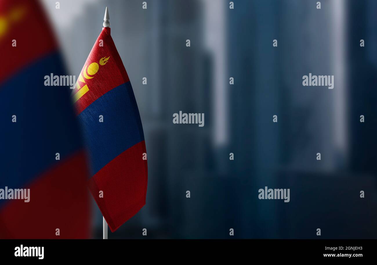 Kleine Flaggen der Mongolei auf einem verschwommenen Hintergrund der Stadt Stockfoto