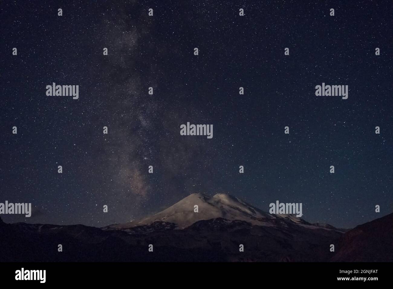 Sterne bei Nacht und Mount Elbrus Stockfoto
