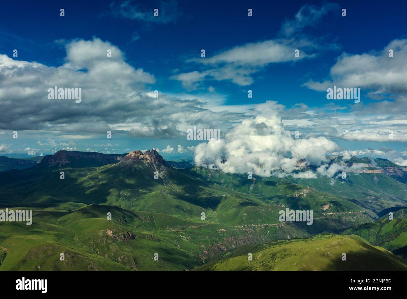 Berg unter Wolken im Kaukasus Stockfoto