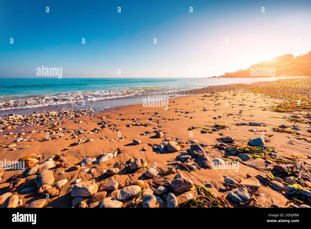 Helle Morgenszene von Makauda Strand, Sciacca Stadt locarion, Provinz Agrigento, südwestliche Küste von Sizilien, Italien, Europa. Farbenfrohe Frühlingsmeere Stockfoto