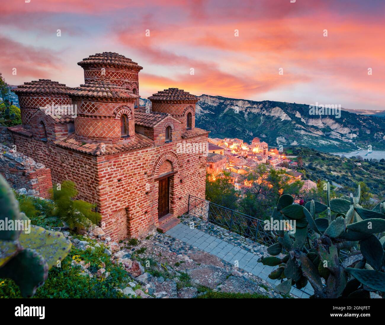 Ruhige Abendansicht der Stadt Stilo mit Cattolica di Stilo Kirche. Schöner Sonnenaufgang im Frühling in Apulien, Italien, Europa. Hintergrund des Reisekonzepts Stockfoto