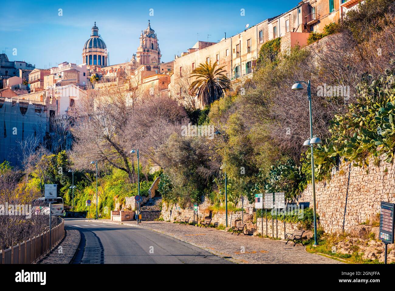 Das sonnige Stadtbild der Stadt Ragusa im Frühling mit der Kirche Santa Maria dell'Itria im Hintergrund. Wunderbare Morgenszene von Sizilien, Italien, Europa. Reisen CO Stockfoto