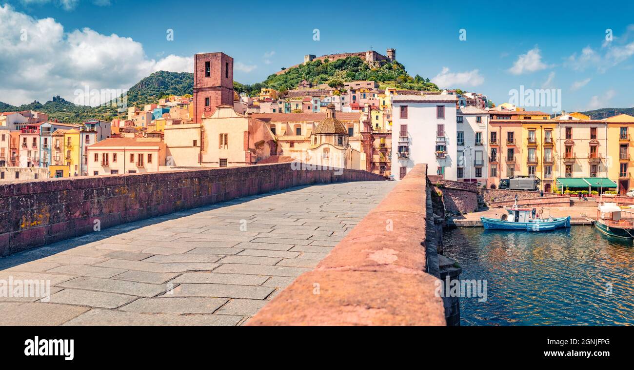 Das herrliche Stadtbild der Stadt Bosa im Sommer mit der Brücke Ponte Vecchio über den Fluss Temo. Romantische Morgenansicht der Insel Sardinien, Italien, Europa. Traveli Stockfoto