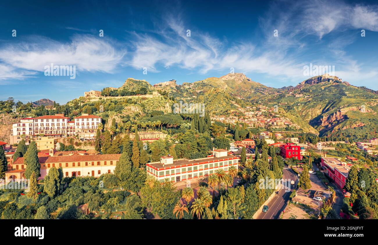 Blick von der fliegenden Drohne. Sonniger Blick auf Taormina Stadt am Morgen. Atemberaubende Frühlingsszene von Sizilien, Italien, Europa. Hintergrund des Reisekonzepts. Stockfoto