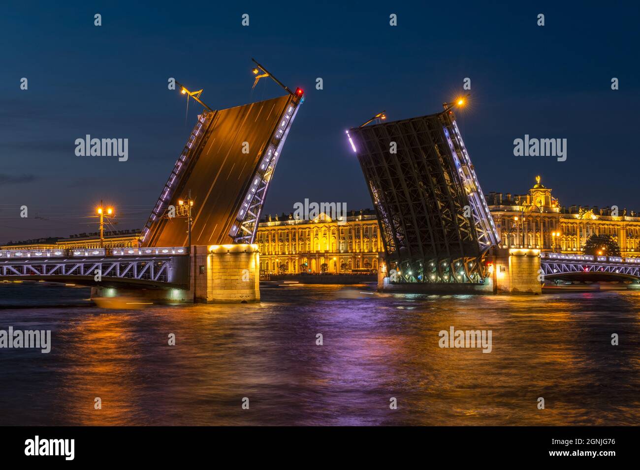 Gezogene Palastbrücke und Winterpalast Stockfoto