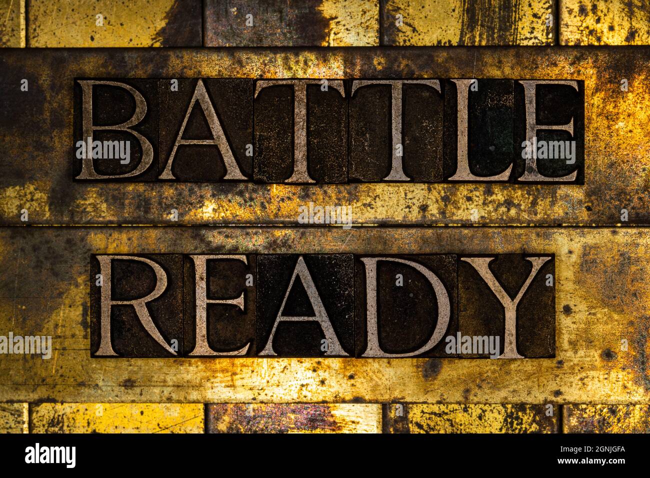 Battle Ready-Text auf texturiertem Graukupfer und Vintage-Gold-Hintergrund Stockfoto