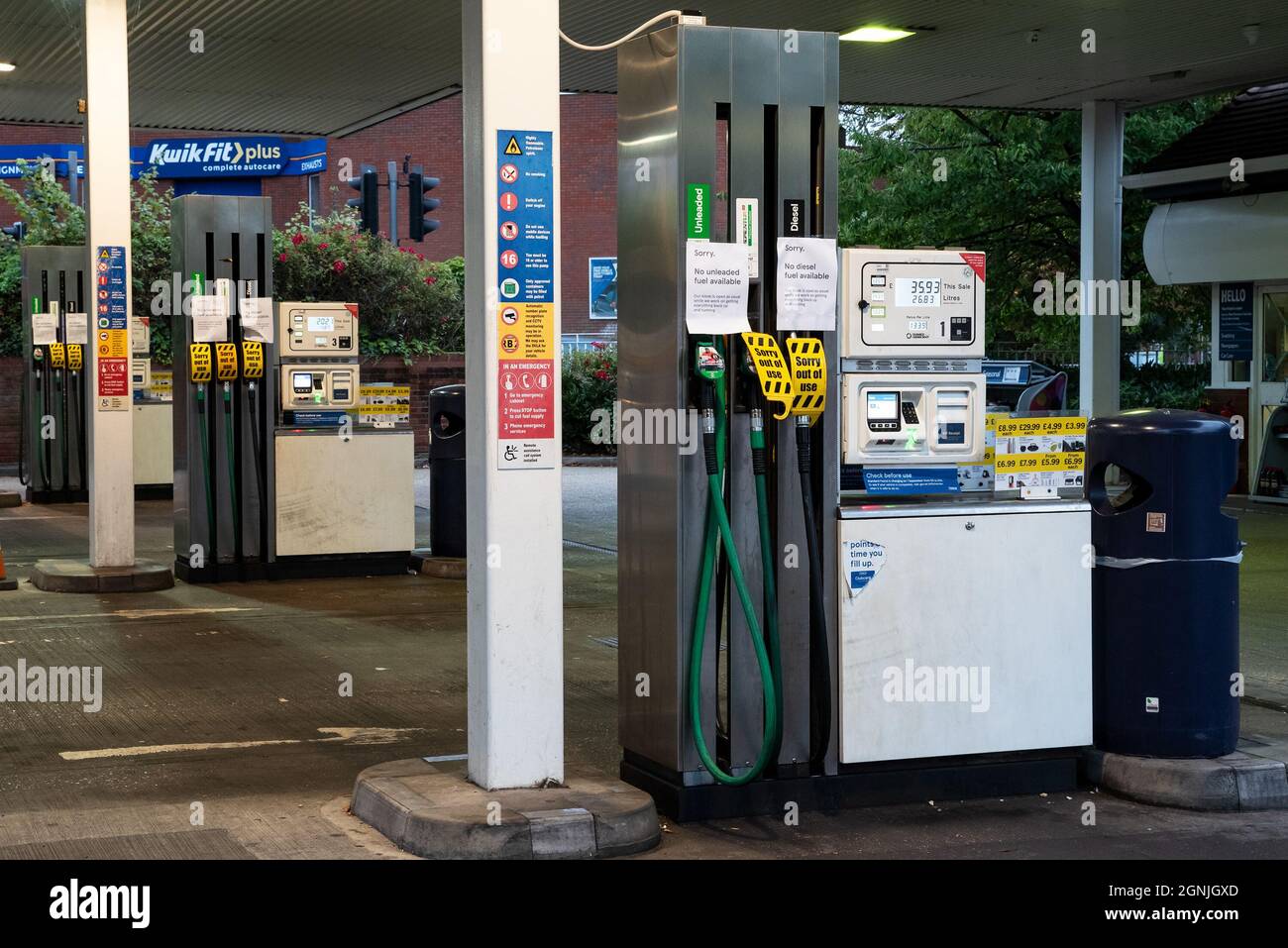 Aylesbury, Großbritannien. September 2021. Kein Kraftstoff. Frühere Panik beim Kauf von Kraftstoff an der Tankstelle des Aylesbury Tring Road Tesco Stores verursachte große Warteschlangen. Am späten Nachmittag ist der gesamte Kraftstoff erschöpft und die Tankstelle geschlossen. Pumpen zeigen Sorry out of use on all Pumps. Kredit: Stephen Bell/Alamy Stockfoto