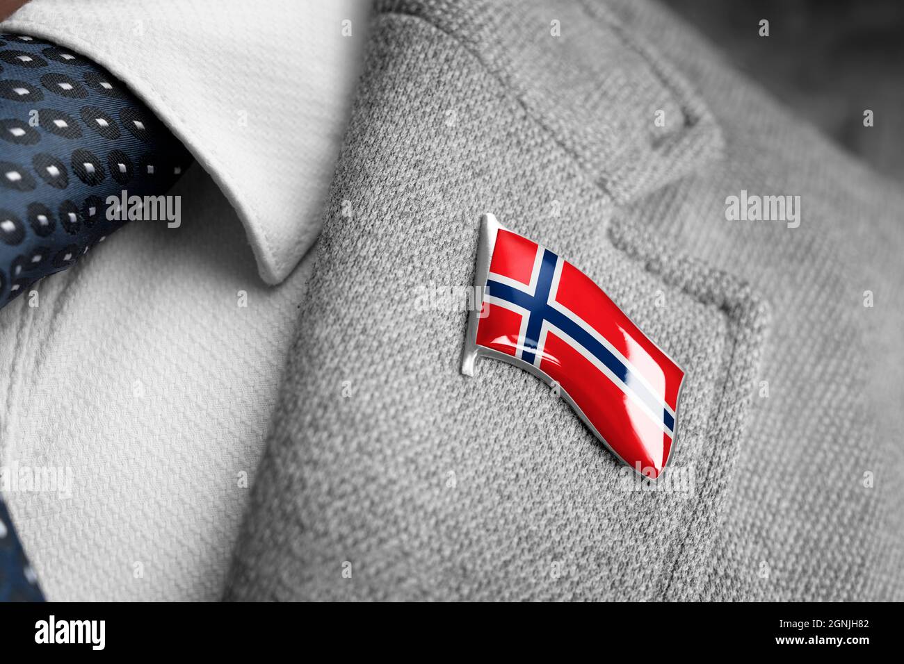 Metallabzeichen mit der Flagge Norwegens auf einem Revers Stockfoto