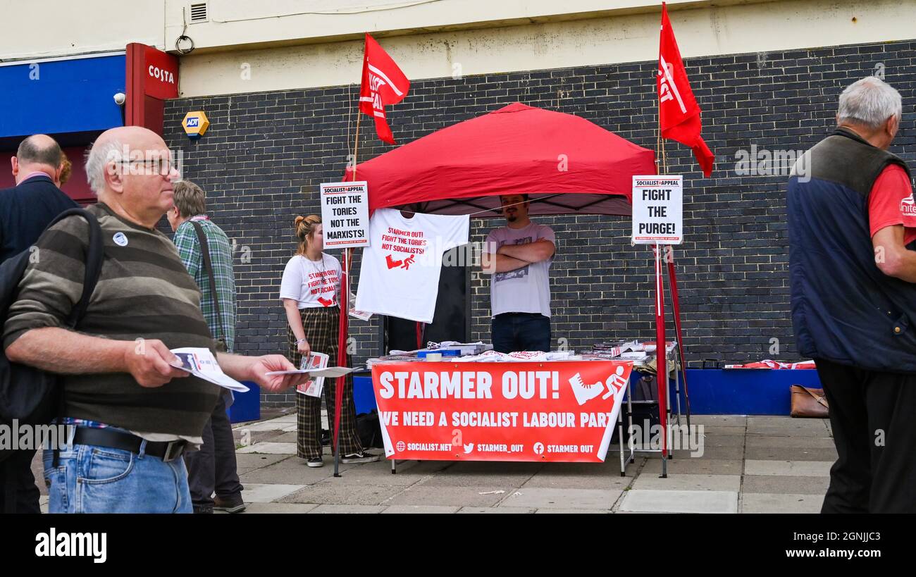 Brighton, Großbritannien. September 2021. Ein Starmer-Out-Stand vor der Labour Party Conference, die diese Woche im Brighton Center stattfindet : Credit Simon Dack/Alamy Live News Stockfoto