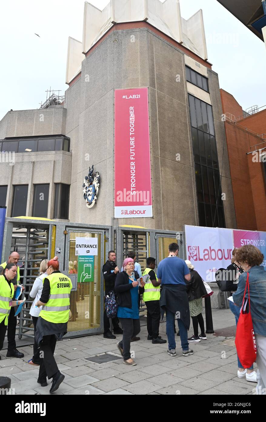 Brighton, Großbritannien. September 2021. Delegierte kommen zur Labour Party Konferenz im Brighton Center : Credit Simon Dack/Alamy Live News Stockfoto