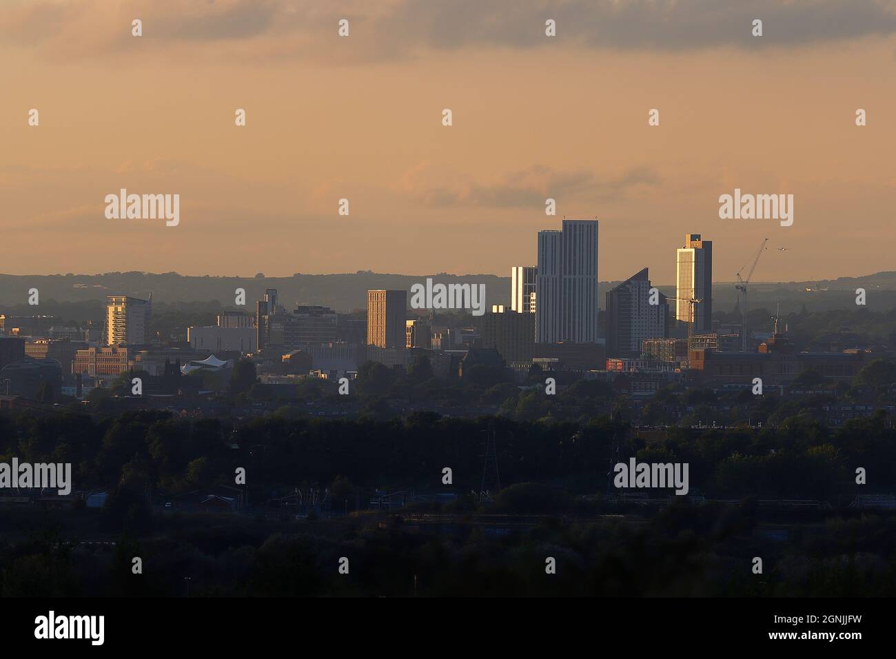 Sonnenuntergang im Stadtzentrum von Leeds. Die Ansammlung von Gebäuden auf der rechten Seite ist das Arena Quarter, das hauptsächlich Studentenunterkünfte ist Stockfoto