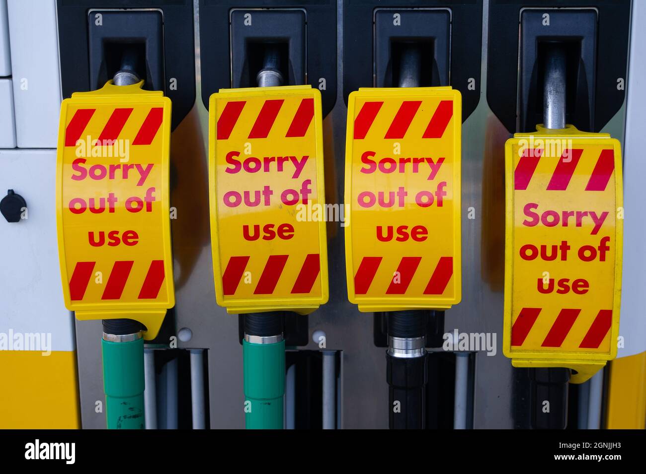 Taplow, Großbritannien. September 2021. An der Shell-Tankstelle auf der A4 in Taplow, Buckinghamshire, ist der Treibstoff ausgelaufen, und nur ihr Geschäft ist geöffnet. Die Tankverknappung hat sich am Wochenende verschärft, da die Menschen in Panik beim Kauf geraten sind. Der anhaltende Mangel an Lkw-Fahrern nach dem Brexit hält an. Quelle: Maureen McLean/Alamy Live News Stockfoto