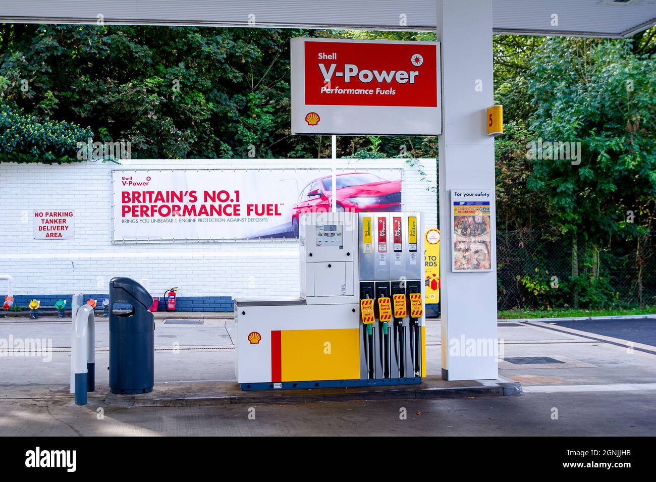 Taplow, Großbritannien. September 2021. An der Shell-Tankstelle auf der A4 in Taplow, Buckinghamshire, ist der Treibstoff ausgelaufen, und nur ihr Geschäft ist geöffnet. Die Tankverknappung hat sich am Wochenende verschärft, da die Menschen in Panik beim Kauf geraten sind. Der anhaltende Mangel an Lkw-Fahrern nach dem Brexit hält an. Quelle: Maureen McLean/Alamy Live News Stockfoto