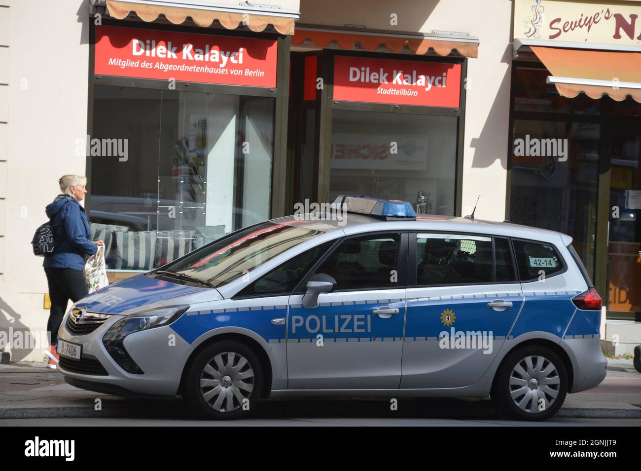 Bezirksamt von Staatsminister Dilek Kalayci unter Polizeischutz in der Schmiljanstraße in Friedenau, Berlin, Deutschland - 22. September 2021. Stockfoto