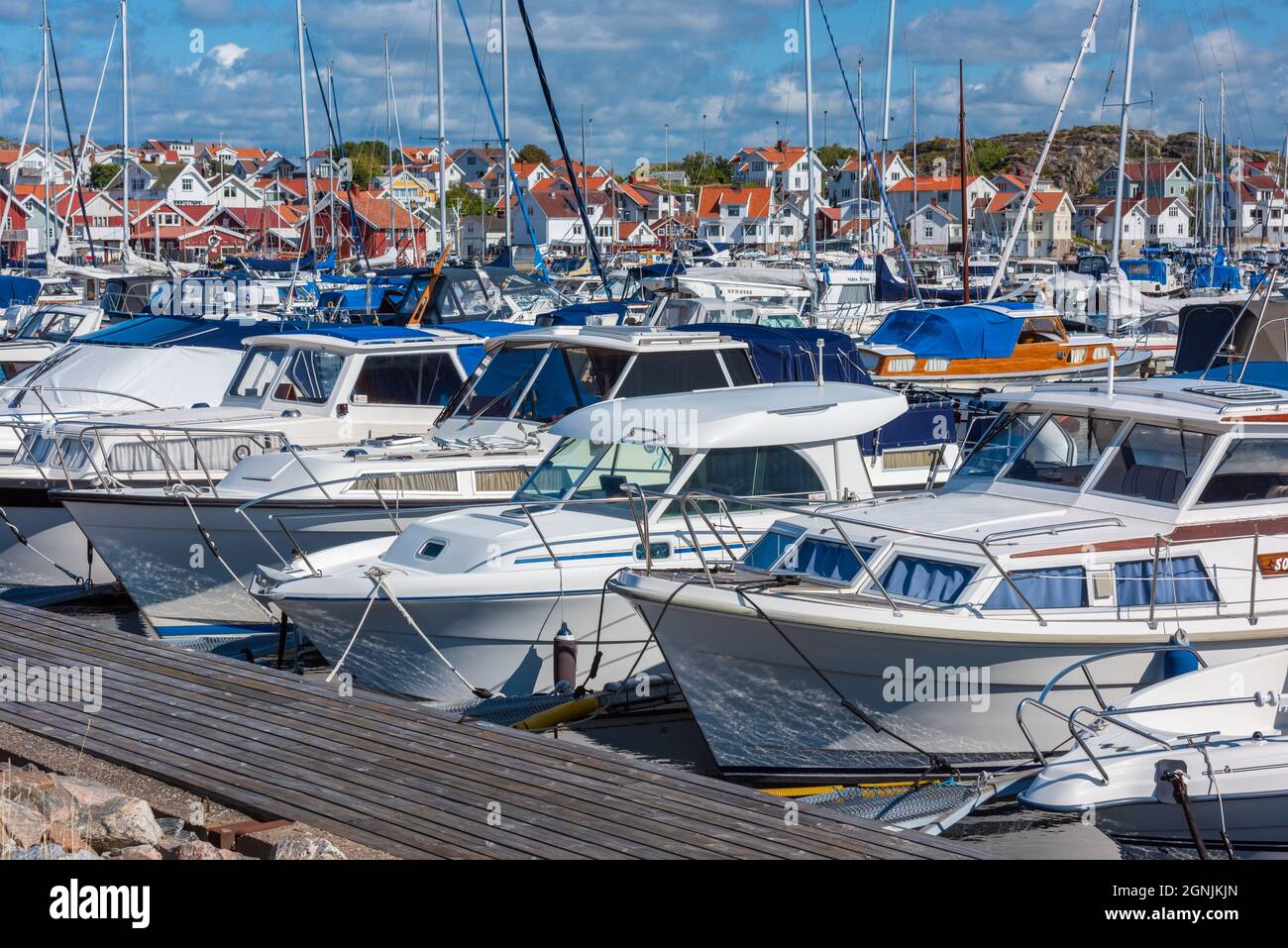 Tjörn, Schweden - August 19 2021: Details der Boote in der Marina von Skärhamn Stockfoto