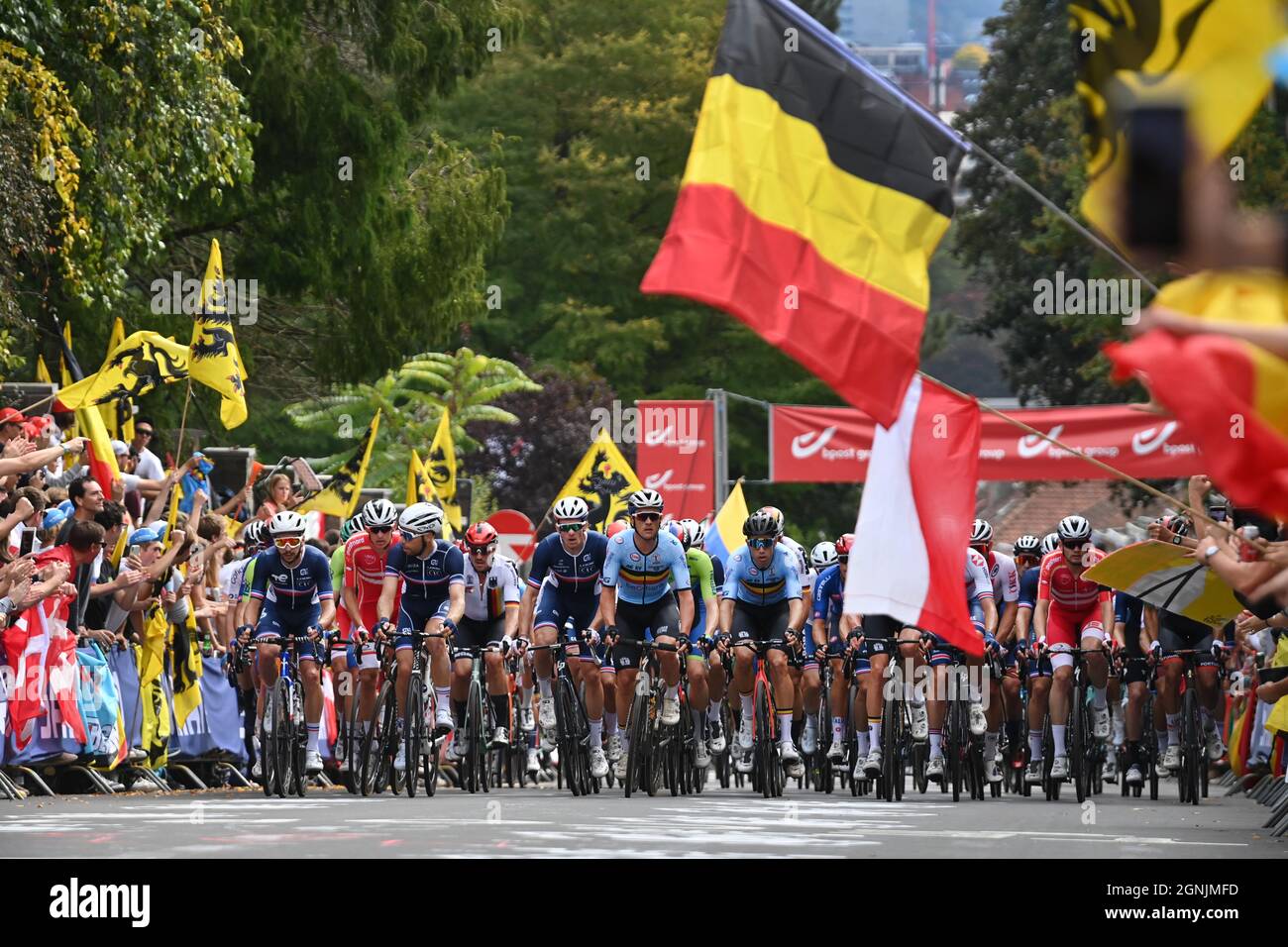 Der Franzose Julian Alaphilippe, der Belgier Yves Lampaert und der Belgier Wout van Aert im Einsatz beim Elite-Straßenrennen des UCI-Weltmeisters Stockfoto